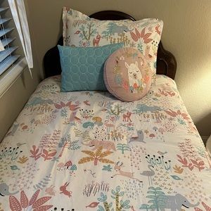 Twin comforter; pillow sham, 2 decorative pillows. Machine wash Nonsmoking house